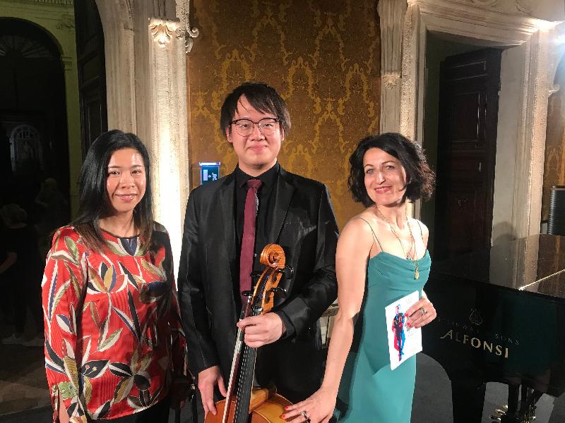 Deputy Representative of the HKETO, Brussels, Miss Fiona Chau (left), is pictured with young Hong Kong cello player Calvin Wong (centre) and the Director General of the Rome Chamber Music Festival, Ms Jacopa Stinchelli (right), at the 16th Rome Chamber Music Festival on June 17 (Rome time).