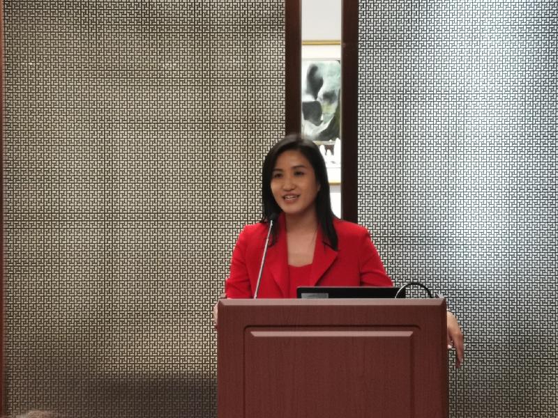 The Director of the Hong Kong Economic and Trade Office (Toronto), Ms Emily Mo, gives welcome remarks at a seminar entitled "Connecting Hong Kong and Canada through Music" at the Richard Charles Lee Canada-Hong Kong Library of the University of Toronto yesterday afternoon  (June 18, Toronto time).