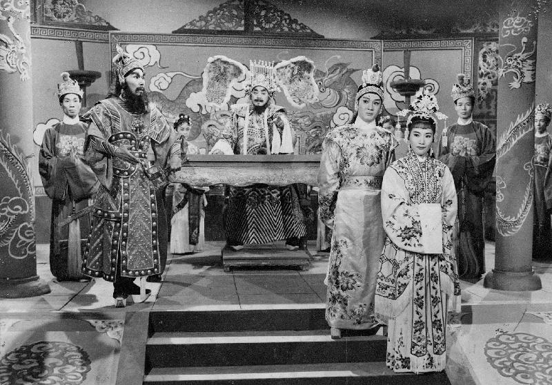 The Hong Kong Film Archive of the Leisure and Cultural Services Department will present "The Fixer from Guangzhou" as part of the "Hidden Treasures" series, featuring Luk Wan-fung, who was an active producer and scriptwriter in the 1950s and '60s. Four notable works produced by Luk's companies will be screened. Photo shows a film still of "A Beauty in Times of War" (1959).