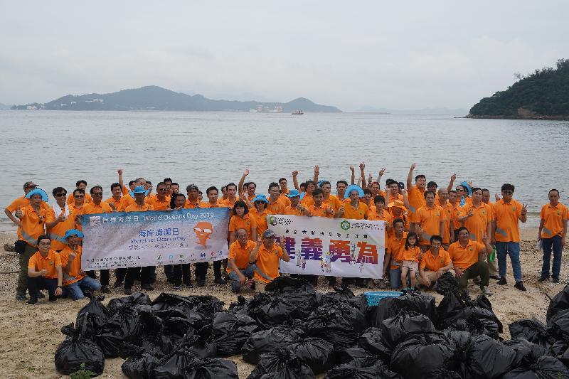 The Environmental Protection Department together with volunteers from the Construction Industry Council participated in a beach clean-up activity at a beach at Shap Long, Chi Ma Wan, on May 25 to promote the messages of keeping shorelines clean and protecting the ocean together.