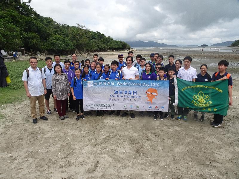 The Deputy Director of Environmental Protection, Mr Elvis Au (first row, seventh right), together with Hong Kong members of the Hong Kong-Guangdong Marine Environmental Management Special Panel, including representatives from the Agriculture, Fisheries and Conservation Department, the Drainage Services Department, the Food and Environmental Hygiene Department and the Marine Department, as well as members of the Scout Association of Hong Kong and the Estate Agents Authority, took part in a beach clean-up activity at Shui Hau, Lantau Island, on June 1 to promote the messages of keeping shorelines clean and protecting the ocean together.