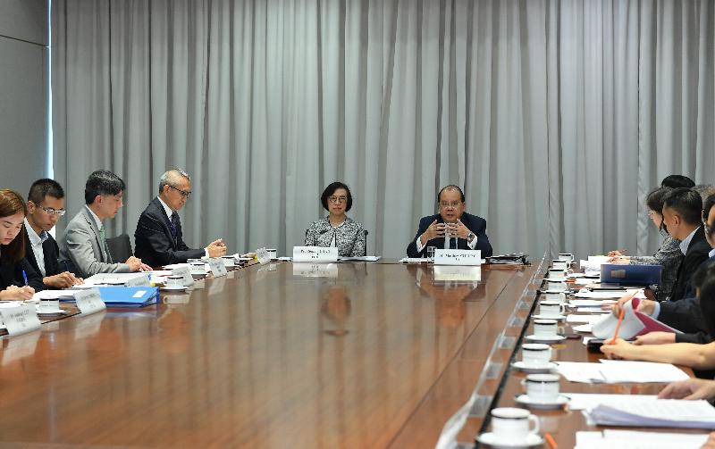 The Chief Secretary for Administration, Mr Matthew Cheung Kin-chung (centre), and the Secretary for Food and Health, Professor Sophia Chan (fifth left), today (June 20) attended the meeting of the Pest Control Steering Committee, chaired by the Under Secretary for Food and Health, Dr Chui Tak-yi (fourth left), to review the anti-rodent work carried out by various government departments since the cleaning campaign across the territory commenced on May 20.