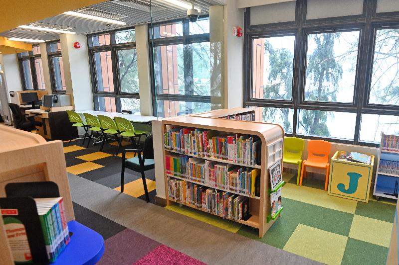 The North Lamma Public Library (LMNPL) will reopen on June 24 (Monday) after reconstruction. Window seats in the new LMNPL chime with the library's concept of "reading by the sea", offering residents a pleasant and diversified reading environment.