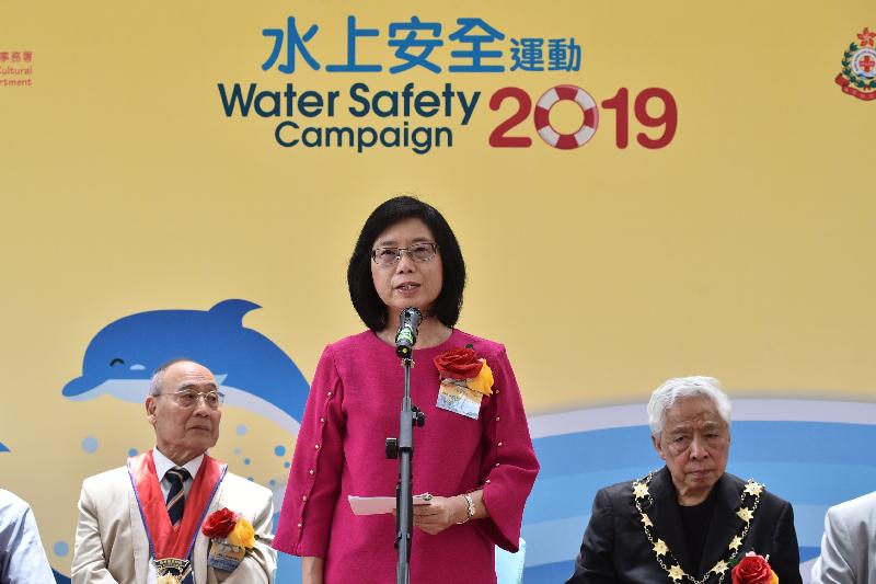 Speaking at the ceremony of the Water Safety Campaign 2019 today (June 22), the Assistant Director of Leisure and Cultural Services (Leisure Services), Mrs Doris Fok, reminded members of the public that they should stop aquatic activities and stay away from the seashore when red flags are hoisted at public beaches due to typhoons or inclement weather.

