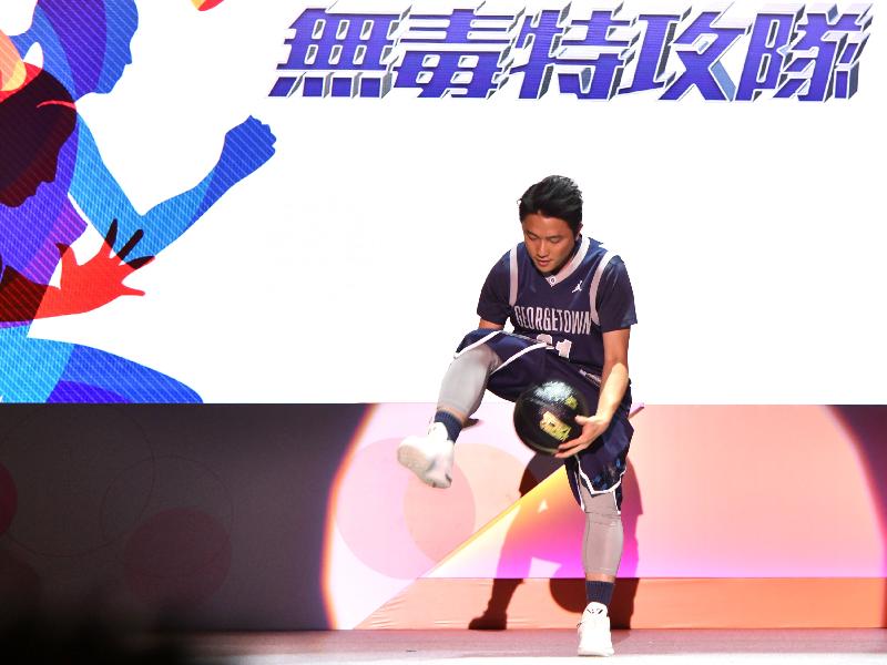 Basketball freestyler Eddie Lui performs at the large-scale anti-drug event Fight Drugs Together 2019 today (June 22) to encourage young people to participate in healthy activities and unleash their potential.