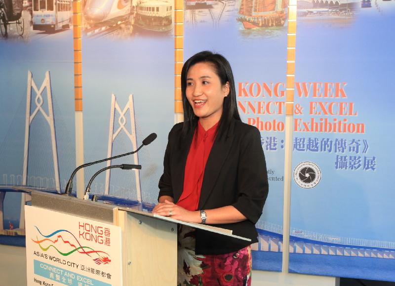 The Director of the Hong Kong Economic and Trade Office (Toronto), Ms Emily Mo, speaks at the opening ceremony of Hong Kong Week and the "Connect & Excel - Past, Present & Future" photo exhibition at the Sunroom and Gallery of Robson Square at the University of British Columbia in Vancouver yesterday (June 24, Vancouver time).