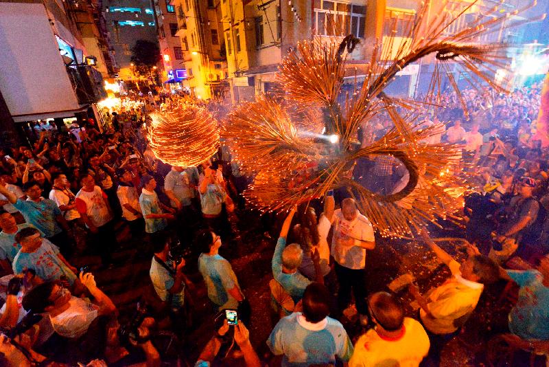 The Mid-Autumn Festival - the Tai Hang fire dragon dance has been selected as one of the Remarkable Examples of Good Practice for Safeguarding the National Intangible Cultural Heritage Items by the Ministry of Culture and Tourism. Photo shows the Tai Hang fire dragon dance.