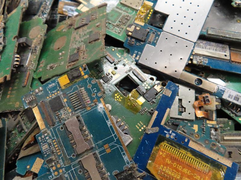 Waste printed circuit boards were intercepted at Hong Kong International Airport by the Environmental Protection Department with the assistance of the Customs and Excise Department in December last year.