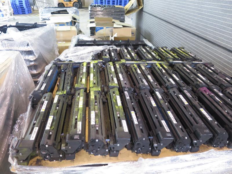 Waste toner cartridges were intercepted at the Kwai Chung Container Terminals by the Environmental Protection Department with the assistance of the Customs and Excise Department in December last year.
