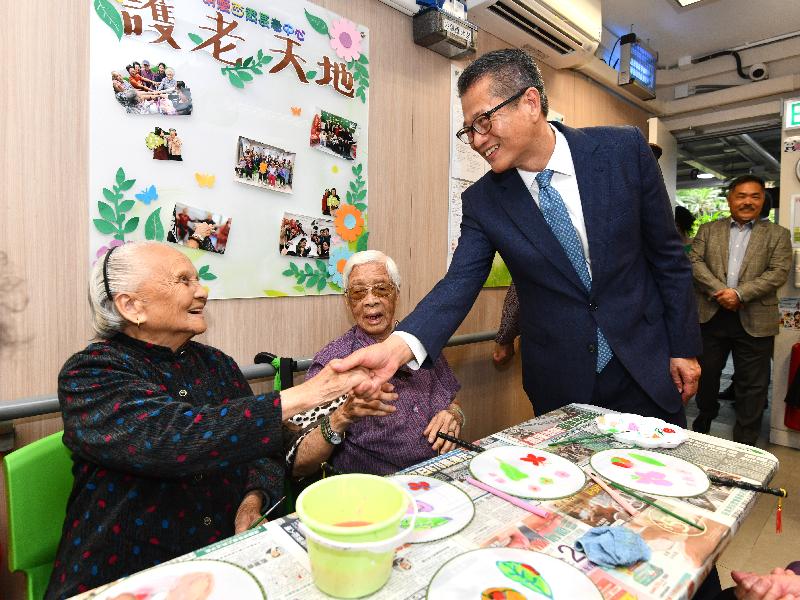 The Financial Secretary, Mr Paul Chan, this afternoon (June 25) visited Caritas Elderly Centre – Sai Kung. Photo shows Mr Chan (second right) meeting the elderly there.