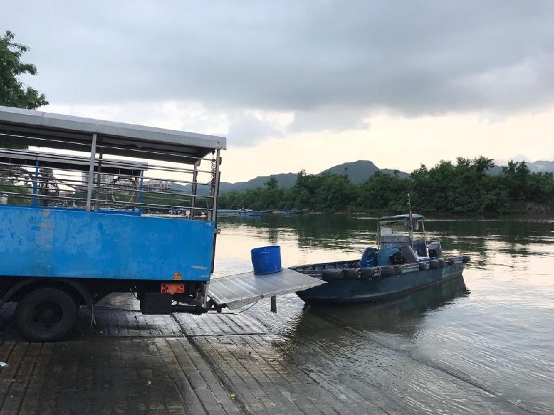 Hong Kong Customs yesterday (June 26) conducted an anti-smuggling operation and smashed an organised high-value seafood smuggling syndicate for the first time. A total of about 5.2 tonnes of suspected smuggled chilled fish with an estimated market value of about $1 million were seized in Sha Tau Kok. Photo shows a lorry and speedboat suspected to be related to the case.