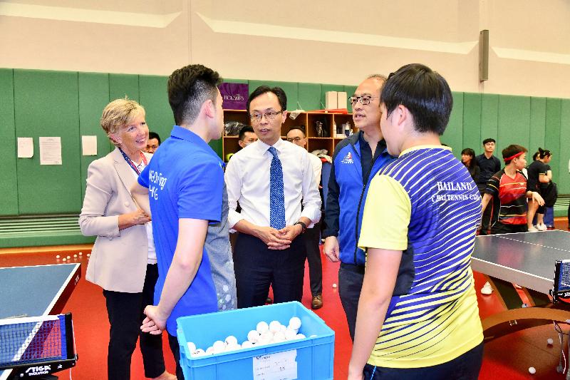 政制及內地事務局局長聶德權（左三）今日（六月二十七日）參觀香港體育學院，與運動員交談，了解他們受訓的情況。