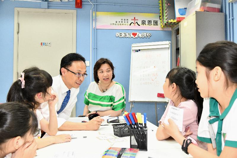 The Secretary for Constitutional and Mainland Affairs, Mr Patrick Nip, toured an integrated service centre in Sha Tin today (June 27). Photo shows Mr Nip (third left) chatting with children attending an interest class. 