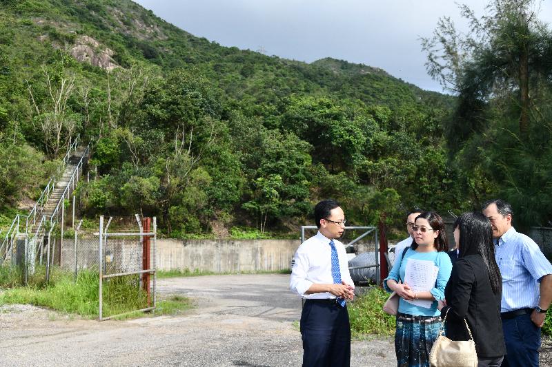 The Secretary for Constitutional and Mainland Affairs, Mr Patrick Nip (left), inspected a primary school site at Shui Chuen O Estate in Sha Tin today (June 27) and was briefed by colleagues of relevant government departments on the works programme.