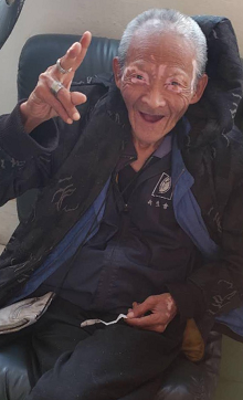 Wong Kam-yu is about 1.6 metres tall, 46 kilograms in weight and of thin build. He has a pointed face with yellow complexion, short white hair and vitiligo on his face. He was last seen wearing a black coat and black and white flip flops.  
