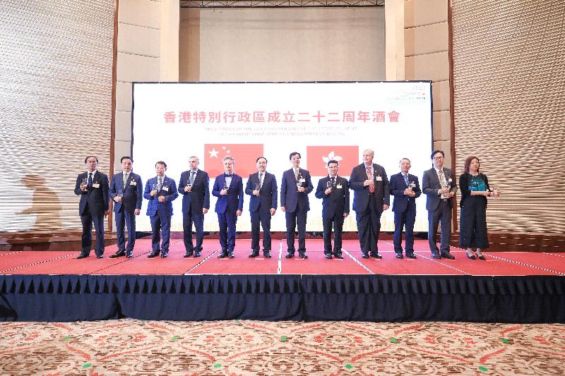 The Hong Kong Economic and Trade Office in Wuhan (WHETO) today (June 27) held the Reception for the 22nd Anniversary of the Establishment of the Hong Kong Special Administrative Region in Wuhan, Hubei Province. Photo shows the Director of the WHETO, Mr Vincent Fung (sixth right); the Vice Governor of Hubei Province, Mr Zhao Haishan (sixth left), and other guests at the toasting ceremony.