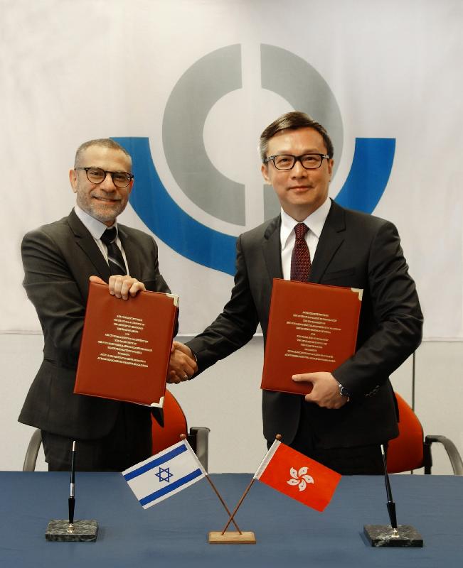 ​The Commissioner of Customs and Excise, Mr Hermes Tang, attended the 133rd/134th Council Sessions of the World Customs Organization in Brussels, Belgium, which concluded today (June 29, Brussels time). He signed a Mutual Recognition Arrangement on Authorized Economic Operator with the Director General of the Israel Tax Authority, Mr Eran Yaacov, in the margins of the session on June 26 (Brussels time). Photo shows Mr Tang (right) and Mr Yaacov (left) exchanging the arrangement document.