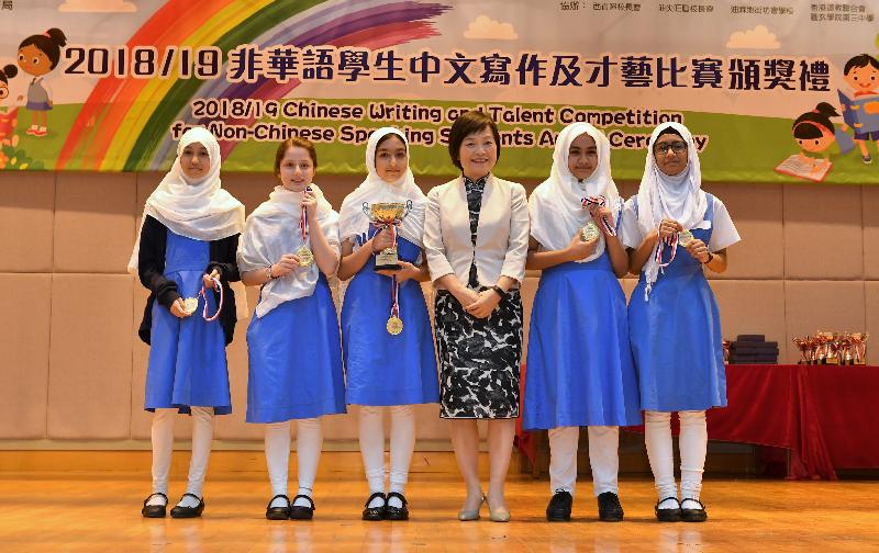 教育局副局長蔡若蓮博士今日（六月二十九日）主持由教育局舉辦的「非華語學生中文寫作及才藝比賽」頒獎典禮。圖示蔡若蓮博士（左四）與得獎學生。