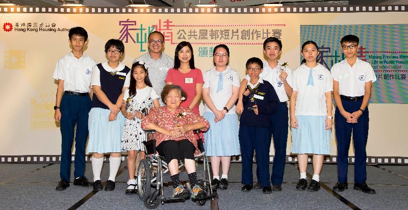 The prize presentation ceremony of the "Making Precious Memories – Life in Public Housing" Short Video Contest was held today (June 30) in Domain in Yau Tong.
The Deputy Director of Housing (Corporate Services), Ms Polly Kwok (sixth right), is pictured with the Champions of the Open and Secondary Categories.
