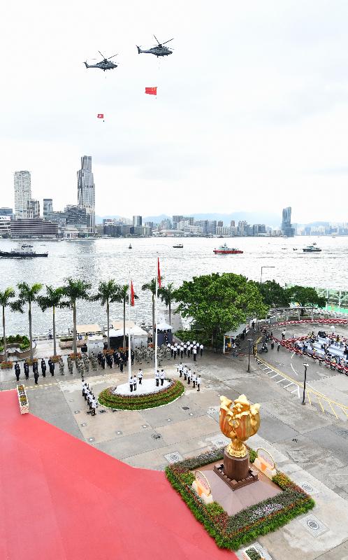 今早（七月一日）在灣仔金紫荊廣場舉行的香港特別行政區成立二十二周年升旗儀式上，紀律部隊和飛行服務隊在海上和空中敬禮。 
