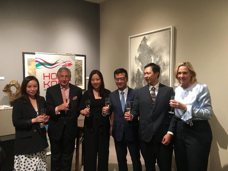 The Director-General of the Hong Kong Economic and Trade Office, London, Ms Priscilla To (third left), is pictured with the Director of Chelesa Art, Ms Angel Siu (first left); the Chairman of Masterpiece London, Mr Philip Hewat-Jaboor (second left); the Founder and Director of the Fine Art Asia, Mr Andy Hei (third right); the Director of Wui Po Kok, Mr Warren Cheng (second right); and the Chief Executive of Masterpiece London, Ms Lucie Kitchener (first right) at the reception of the Fine Art Asia Showcase under Masterpiece London 2019 on June 27 (London time).
