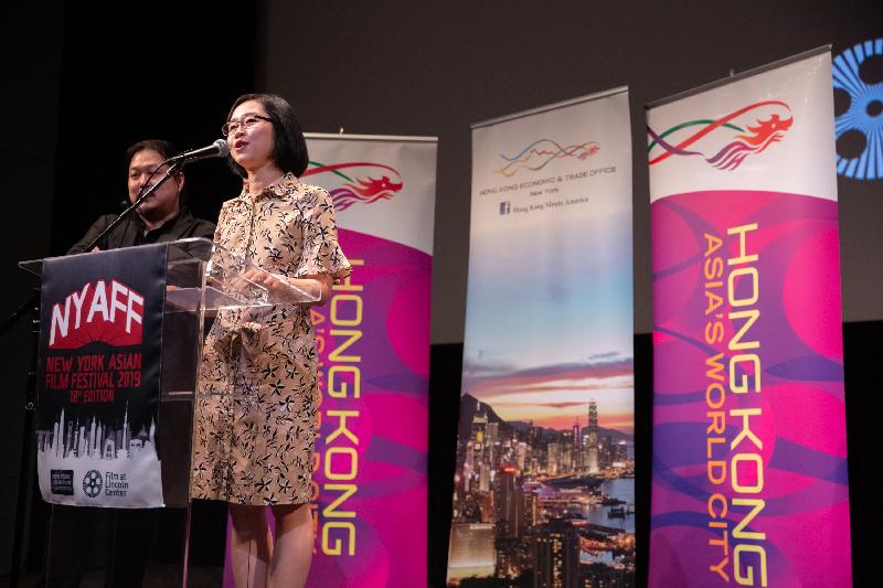 The Director of the Hong Kong Economic and Trade Office, New York, Ms Joanne Chu, tells the audience about the "Hong Kong Films" brand and its many talented home-grown actors at the New York Asian Film Festival on July 1 (New York time).