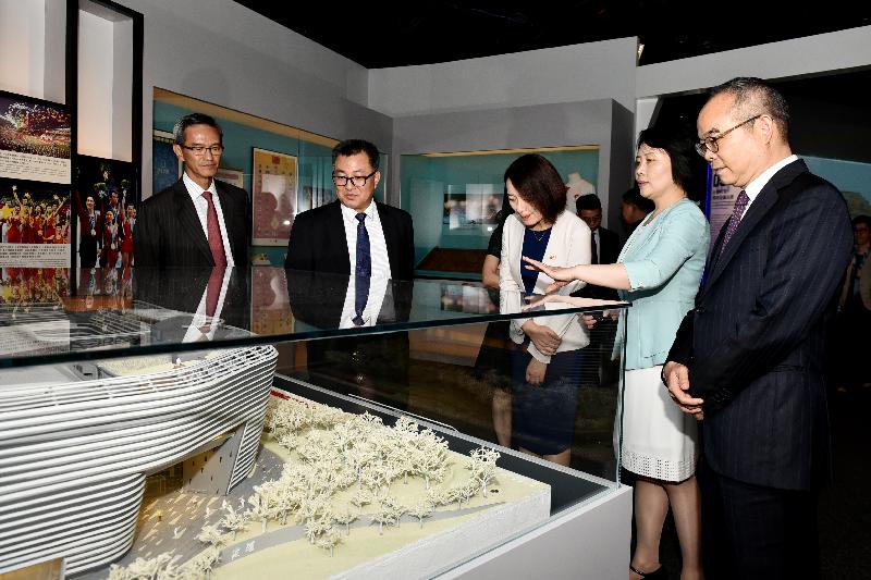 An opening ceremony for the exhibition "The Road to Modernisation - 70 Years of the People's Republic of China" was held today (July 2) at the Hong Kong Museum of History. Photo shows research fellow of the National Museum of China Ms Gong Qing (second right) introducing exhibits to (from left) the Chairman of the Museum Advisory Committee, Mr Stanley Wong; the Director of the National Museum of China, Mr Wang Chunfa; Deputy Director of the Liaison Office of the Central People's Government in the Hong Kong Special Administrative Region Ms Lu Xinning; and the Secretary for Home Affairs, Mr Lau Kong-wah (first right).