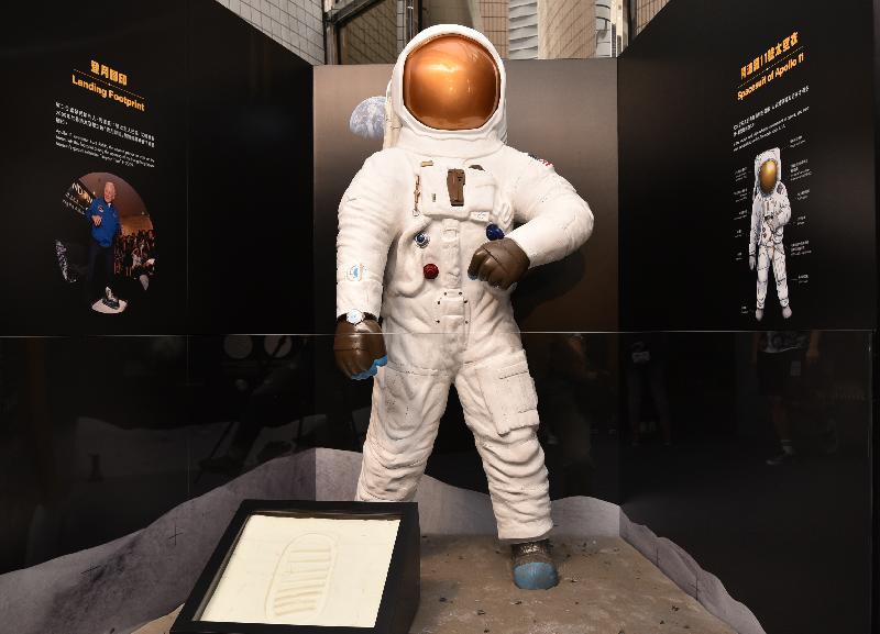 香港太空館全新專題展覽「登月五十年」今日（七月三日）起於大堂舉行，展出人類首次登月的相片、錄像節目、模型和互動展品等，介紹月球的科學知識，並與市民一起回顧人類探索月球的艱巨歷程。圖示阿波羅十一號太空衣模型。