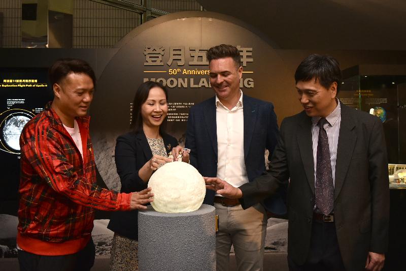 The opening ceremony for the "50th Anniversary of Moon Landing" exhibition was held today (July 3) at the Hong Kong Space Museum. Photo shows officiating guests (from right) the Curator of the Hong Kong Space Museum, Mr Robert Leung; the General Manager for Lego Hong Kong, Macau and Taiwan, Mr Troy Taylor; the Museum Director of the Hong Kong Science Museum, Ms Paulina Chan; and Lego Certified Professional Mr Andy Hung.
