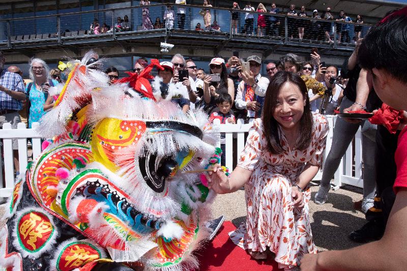 The London Hong Kong Dragon Boat Festival 2019 was held on June 30 (London time) in London's Docklands. Picture shows Director-General of the Hong Kong Economic and Trade Office, London, Ms Priscilla To (right), dotting the eyes before the traditional lion dance at the opening ceremony.