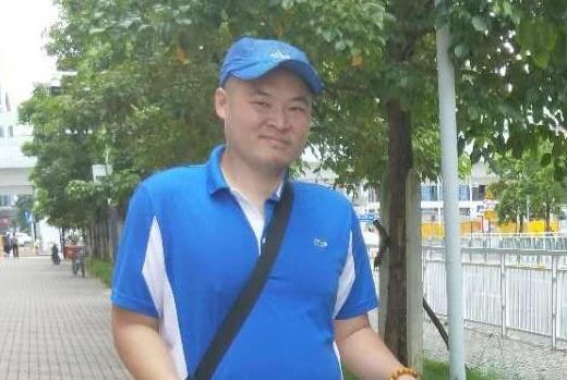 Xue Kun-teng, aged 35, is about 1.8 metres tall, 75 kilograms in weight and of fat build. He has a round face with yellow complexion and short black hair. He was last seen wearing a blue and white polo shirt, black shorts and brown sandals.