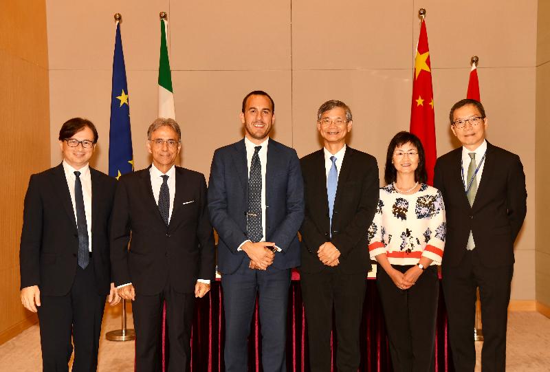 The Secretary for Labour and Welfare, Dr Law Chi-kwong (third right), met with the Under Secretary of State, Ministry of Foreign Affairs and International Cooperation of the Government of the Italian Republic, Mr Manlio Di Stefano (third left), at Central Government Offices, Tamar, today (July 5) to announce the establishment of a bilateral Working Holiday Scheme between Hong Kong and Italy. Also attending the ceremony were the Permanent Secretary for Labour and Welfare, Ms Chang King-yiu (second right); the Commissioner for Labour, Mr Carlson Chan (first right); the Ambassador of Italy to the People's Republic of China, Mr Ettore Francesco Sequi (second left); and the Consul General of Italy in Hong Kong, Mr Clemente Contestabile (first left).