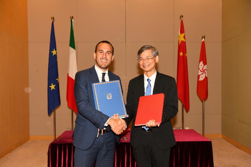 The Secretary for Labour and Welfare, Dr Law Chi-kwong, met with the Under Secretary of State, Ministry of Foreign Affairs and International Cooperation of the Government of the Italian Republic, Mr Manlio Di Stefano, at Central Government Offices, Tamar, today (July 5) to announce the establishment of a bilateral Working Holiday Scheme between Hong Kong and Italy. Photo shows Dr Law (right) and Mr Di Stefano at the agreement signing ceremony.
