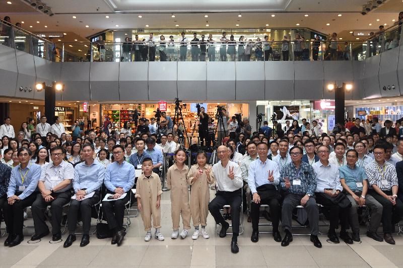 The Environment Bureau and the Electrical and Mechanical Services Department launched the Energy Saving for All 2019 Campaign today (July 5). Picture shows the Secretary for the Environment, Mr Wong Kam-sing (front row, sixth right), and the Acting Director of Electrical and Mechanical Services, Mr Harry Lai (front row, fifth right), with guests and awardees at the ceremony.