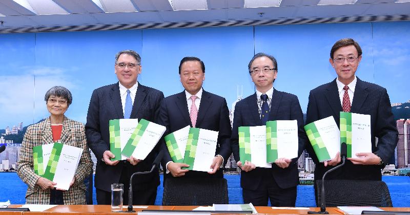 The Chairman of the Task Force on School-based Management Policy, Mr Tim Lui
(centre), briefed the media on the review report released by the Task Force today (July 8). He is pictured with Task Force members Mrs Helen Yu (first left), Mr Lester Garson Huang (second left), Mr Langton Cheung (second right) and Mr Antony Ip
(first right).
