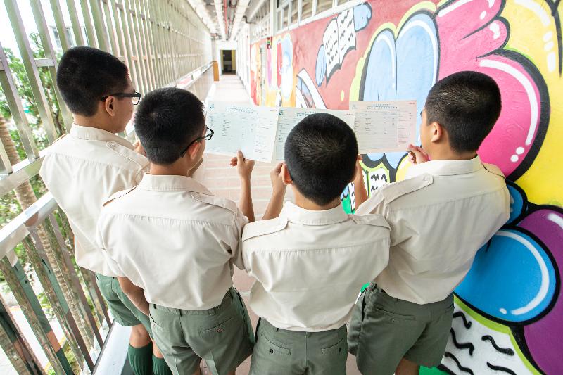 二○一九年香港中学文凭考试成绩今日（七月十日）公布，青少年在囚人士在今年考试中取得满意成绩。图示歌连臣角惩教所青少年在囚人士一起展示成绩单，分享努力学习的成果。