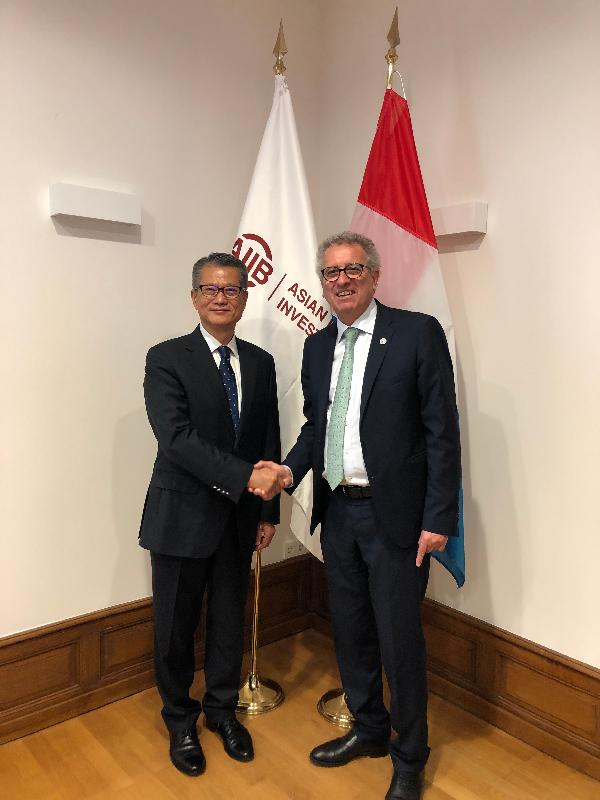 財政司司長陳茂波昨日（盧森堡時間七月十一日）在盧森堡與盧森堡財政部長皮埃爾‧格拉美亞會面。圖示陳茂波（左）在會面後與皮埃爾‧格拉美亞（右）握手。