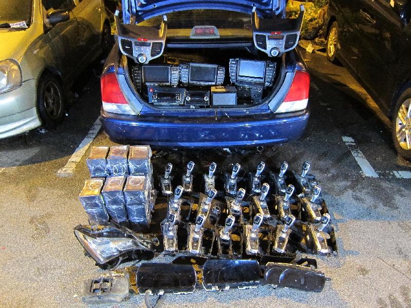 Hong Kong Customs yesterday (July 11) seized 53 suspected smuggled auto parts and 672 suspected smuggled electric guitar strings with an estimated market value of about $220,000 at Shenzhen Bay Control Point and in Yuen Long. Photo shows the suspected smuggled auto parts and electric guitar strings seized from a private car parked at a car park in Yuen Long.