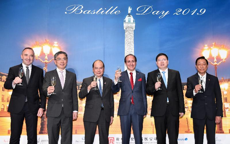 The Chief Secretary for Administration, Mr Matthew Cheung Kin-chung (third left); the Secretary for Financial Services and the Treasury, Mr James Lau (second left); the Deputy Commissioner of the Ministry of Foreign Affairs of the People's Republic of China in the Hong Kong Special Administrative Region, Mr Song Ru'an (second right); the Consul General of France in Hong Kong and Macau, Mr Alexandre Giorgini (third right); and other guests propose a toast at the French National Day 2019 reception this evening (July 12).