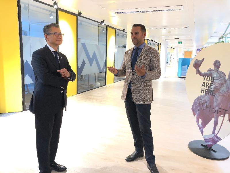 財政司司長陳茂波昨日（盧森堡時間七月十二日）在盧森堡參觀盧森堡金融科技之家的設施。圖示陳茂波（左）聽取盧森堡金融科技之家行政總裁Nasir Zubairi的講解。

