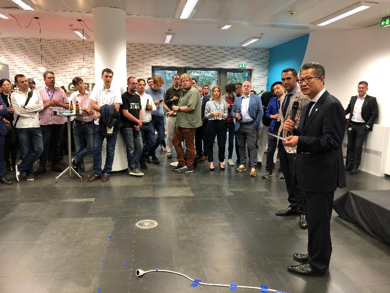 The Financial Secretary, Mr Paul Chan, yesterday (July 12, Luxembourg time) visited the Luxembourg House of Financial Technology (LHoFT) in Luxembourg. Photo shows Mr Chan introducing the latest development of fintech in Hong Kong to over 100 fintech entrepreneurs, angel investors and executives in a LHoFT networking event.
