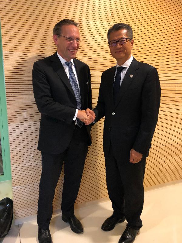 The Financial Secretary, Mr Paul Chan, yesterday (July 12, Luxembourg time) met with the State Secretary at the Federal Ministry of Finance of Germany, Dr Jörg Kukies, in Luxembourg. Photo shows Mr Chan (right) shaking hands with Dr Kukies.

