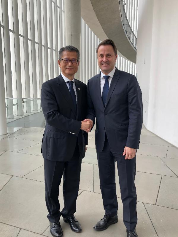The Financial Secretary, Mr Paul Chan, yesterday (July 12, Luxembourg time) met with the Prime Minister of Luxembourg, Mr Xavier Bettel, in Luxembourg. Photo shows Mr Chan (left) shaking hands with Mr Bettel after the meeting.

