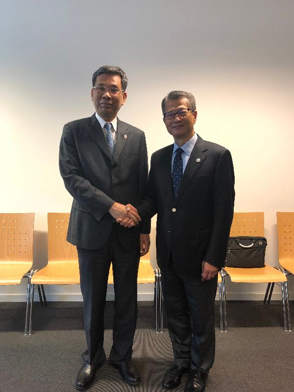 财政司司长陈茂波（右）昨日（卢森堡时间七月十三日）在卢森堡与国家财政部部长刘昆会面。