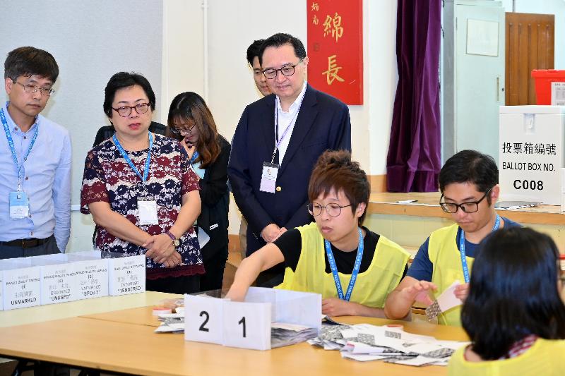 The Electoral Affairs Commission (EAC) Chairman, Mr Justice Barnabas Fung Wah (third right) visited the counting station at the Tun Yu School tonight (July 14) to observe the counting of the by-election in the San Tin Constituency of the Yuen Long District Council.