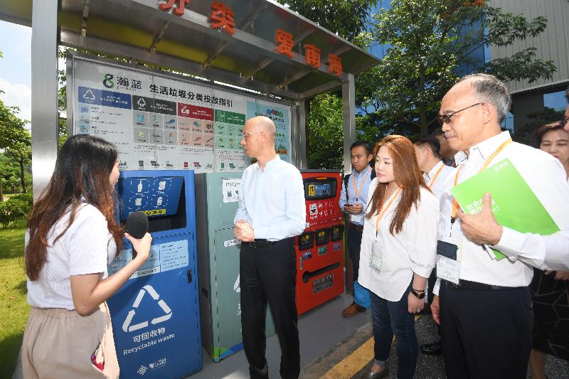 The Secretary for the Environment, Mr Wong Kam-sing, today (July 15) led a delegation comprising representatives from the Hong Kong Trade Development Council and the environmental sector, as well as relevant professionals and academics, to visit an environmental industry facility that manages solid waste. Photo shows Mr Wong (second left) being briefed on the operation of the facility.