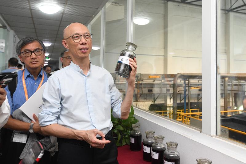 The Secretary for the Environment, Mr Wong Kam-sing, today (July 15) led a delegation comprising representatives from the Hong Kong Trade Development Council and the environmental sector, as well as relevant professionals and academics, to visit an environmental industry facility that manages solid waste. Photo shows Mr Wong (first right) being briefed on the operation of the facility.