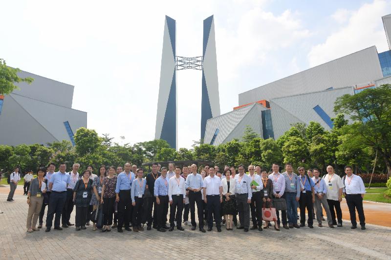 The Secretary for the Environment, Mr Wong Kam-sing, today (July 15) led a delegation comprising representatives from the Hong Kong Trade Development Council and the environmental sector, as well as relevant professionals and academics, to visit an environmental industry facility that manages solid waste. Photo shows Mr Wong (front row, 12th right) with members of his delegation at the facility.