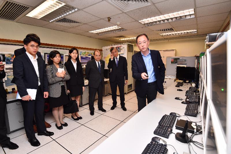 The Chief Secretary for Administration, Mr Matthew Cheung Kin-chung, visited the  Earthquake Monitoring and Tsunami Warning Centre of  the Hong Kong Observatory (HKO) today (July 15). Photo shows Mr Cheung (third right), accompanied by the Director of the HKO, Mr Shun Chi-ming (second right), being briefed on the procedures for collection and analysis of real-time seismic data from seismological stations in Hong Kong and across the globe, as well as dissemination of earthquake information to the public.
