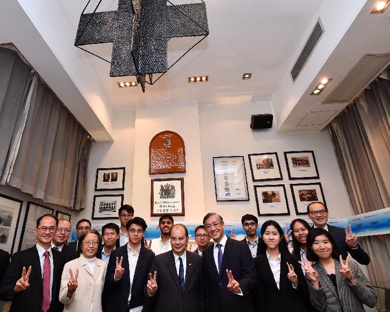 The Chief Secretary for Administration, Mr Matthew Cheung Kin-chung, visited the Hong Kong Observatory (HKO) today (July 15). Mr Cheung (front row, centre) is pictured with the Director of the HKO, Mr Shun Chi-ming (front row, third right); the Assistant Director of the HKO (Forecasting and Warning Services), Dr Cheng Cho-ming (front row, first left); the Assistant Director of the HKO (Aviation Weather Services), Miss Lau Sum-yee (front row, second left); the Acting Assistant Director of the Hong Kong Observatory (Development, Research and Administration), Mr Chan Pak-wai (second row, first left); and the Acting Assistant Director of the HKO (Radiation Monitoring and Assessment), Mr Ma Wai-man (third row, first right). Also present are HKO staff and participants of the "Be a Government Official for a Day" programme.